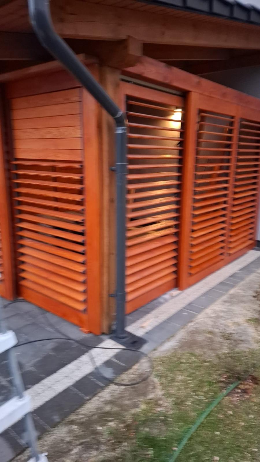 Wiata z okiennicami żaluzjowymi