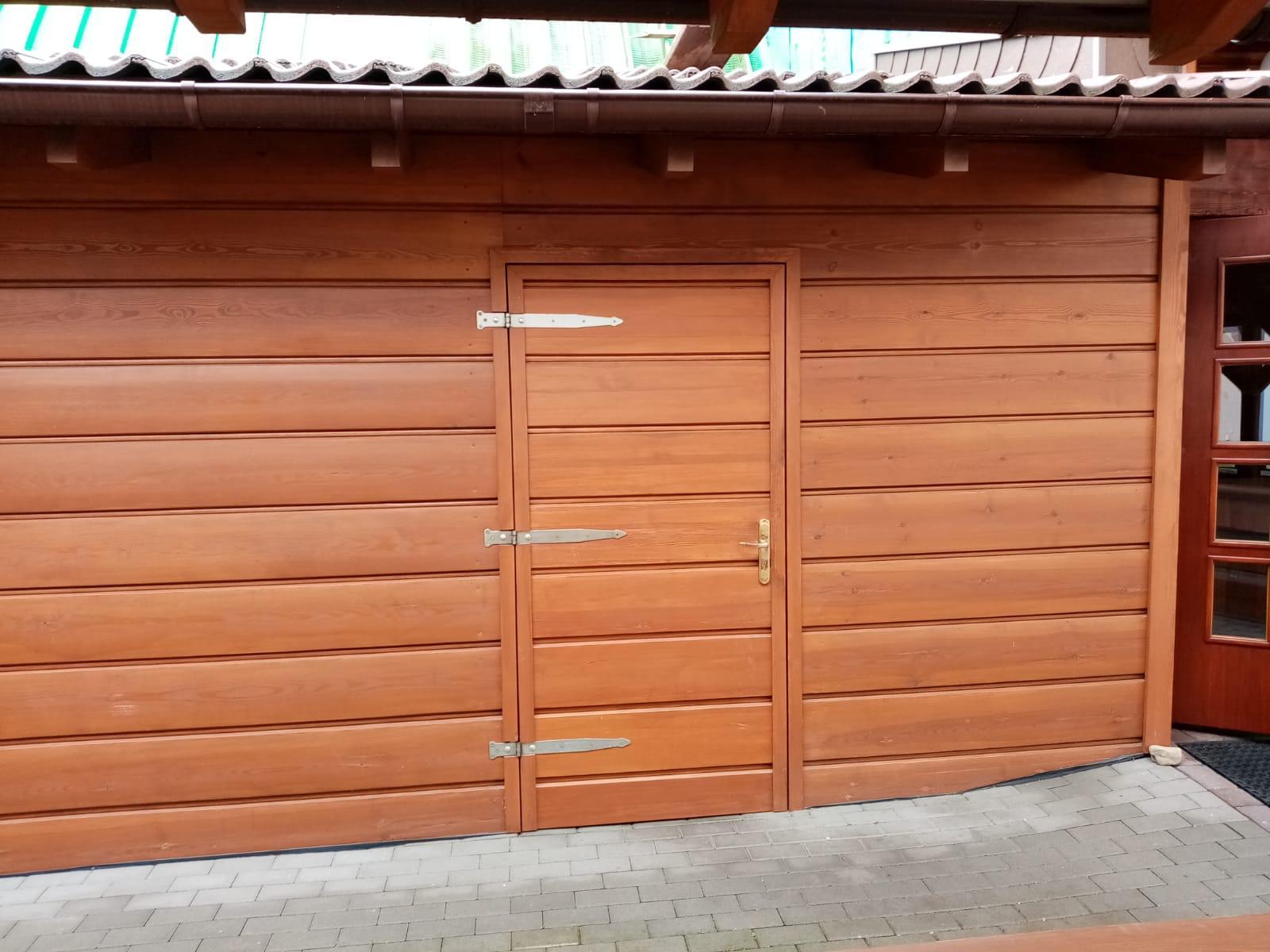 Ściana z drzwiami gospodarczymi