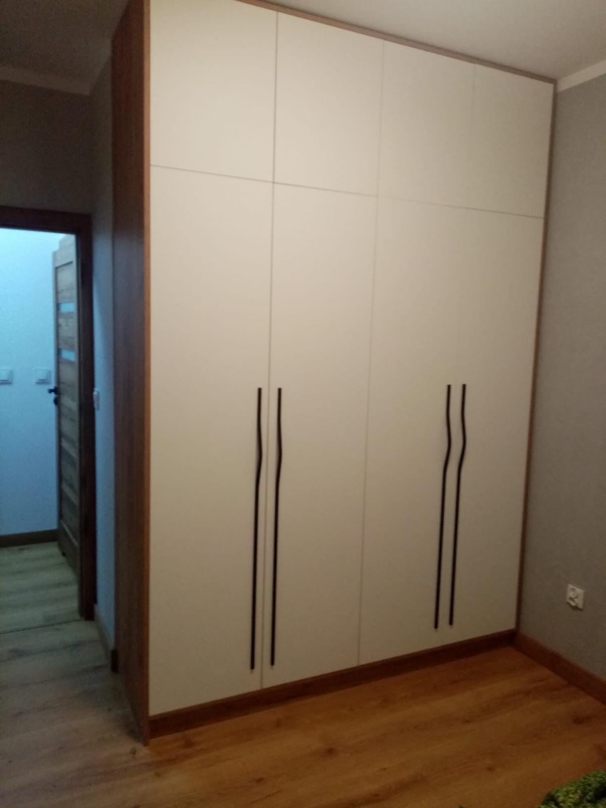Biała szafa do sypialni