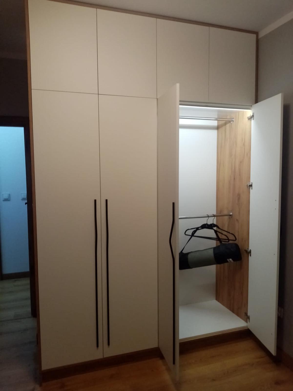 Szafa z otwartą garderobą