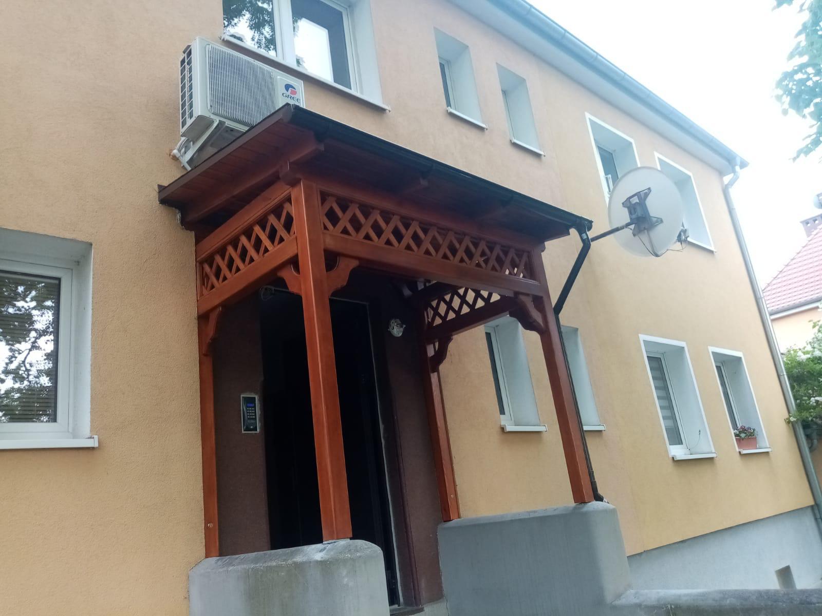 Daszek nad wejściem