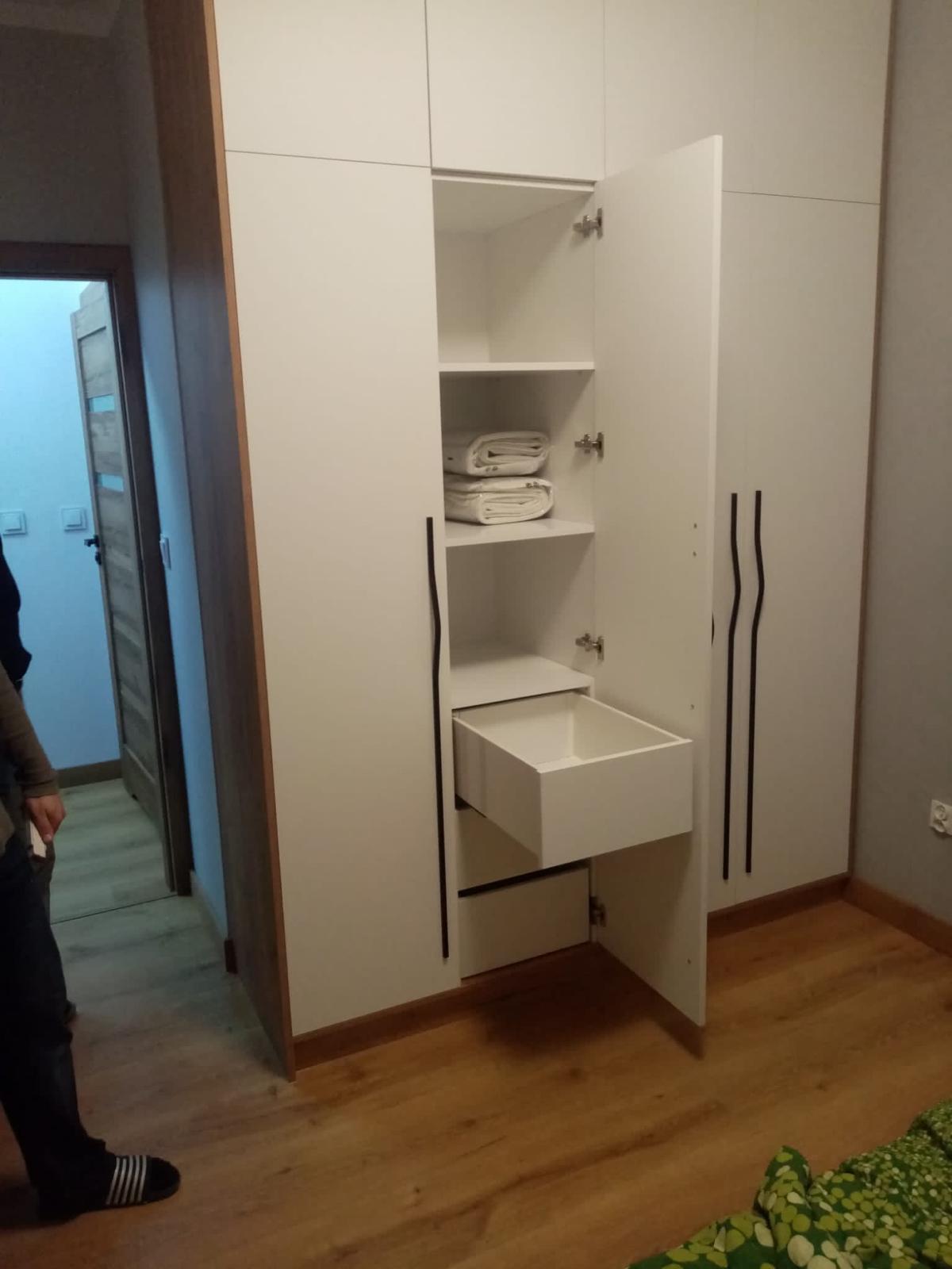 Zabudowa z półkami i szufladami